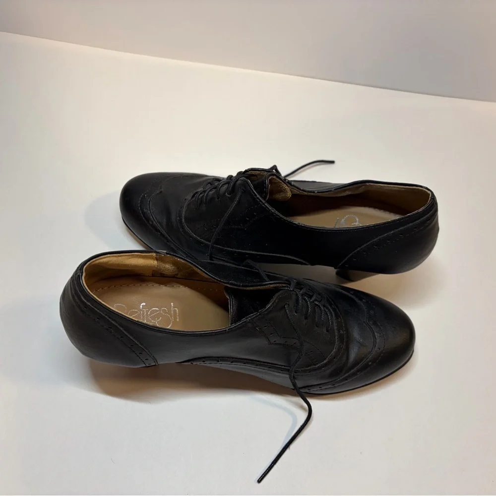 Refresh Women’s Classic Black Leather Oxfords, Size 8